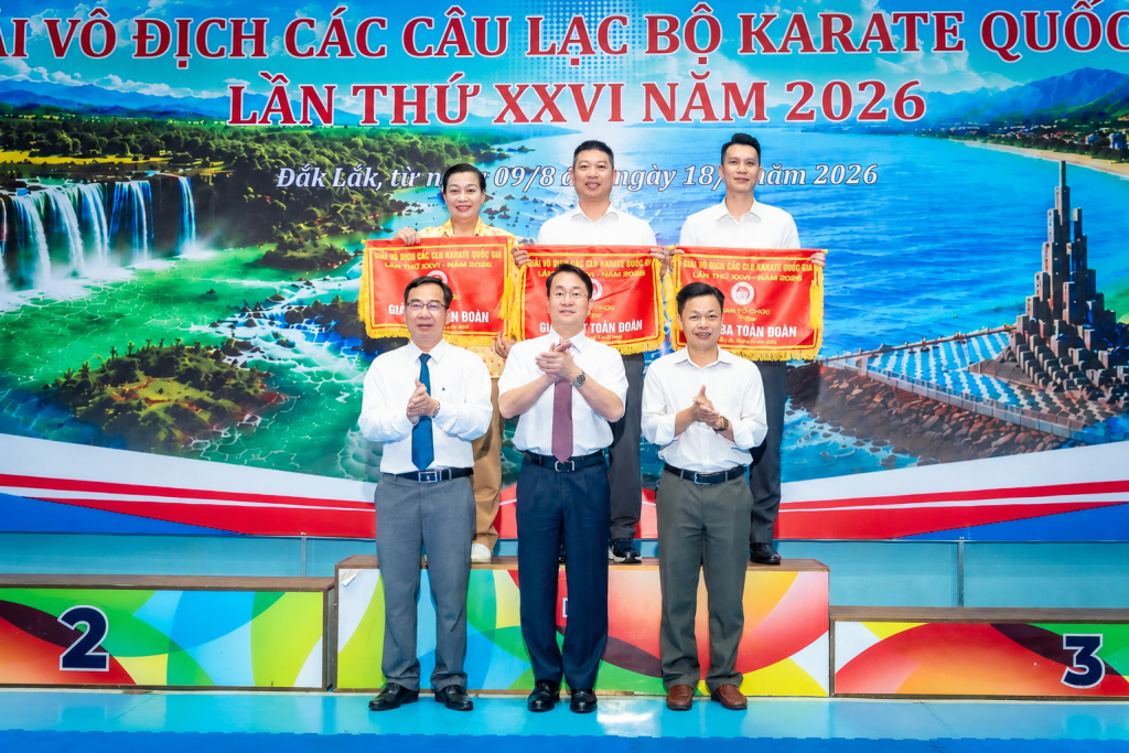 Ban Tổ chức trao cờ và phần thưởng giải toàn đoàn cho các đơn vị đạt thành tích cao tại Giải Vô địch các Câu lạc bộ Karate quốc gia lần thứ XXVI năm 2026.